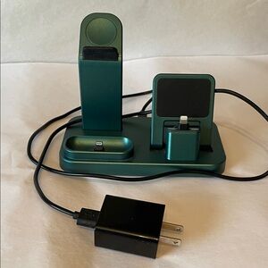 Universal Green Charging Station with Adapter‎